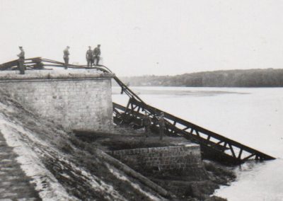 Gennes - Les Rosiers, des officiers Allemands devant le pont détruit